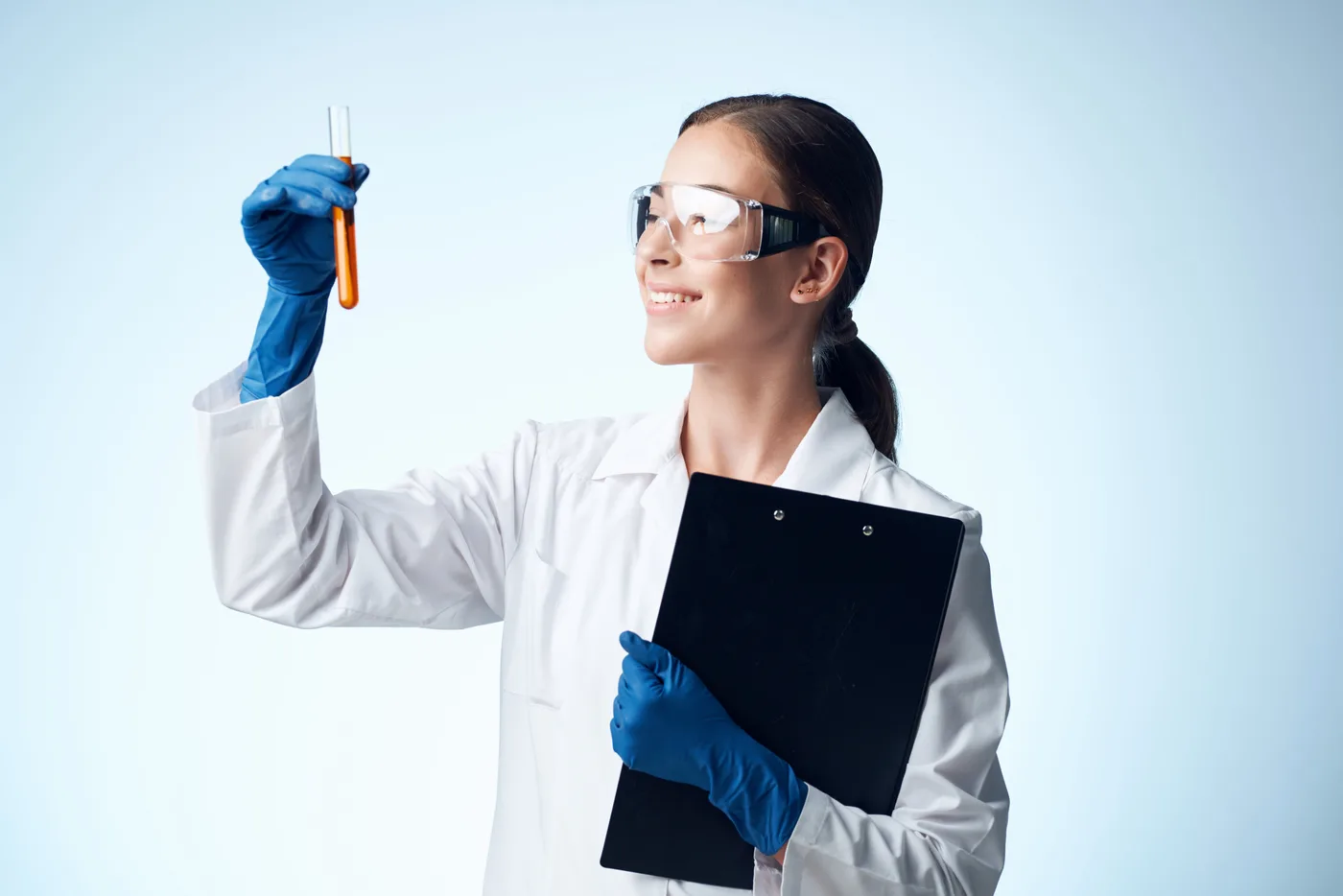 Ocena próbki cieczy na stanowisku laboratoryjnym