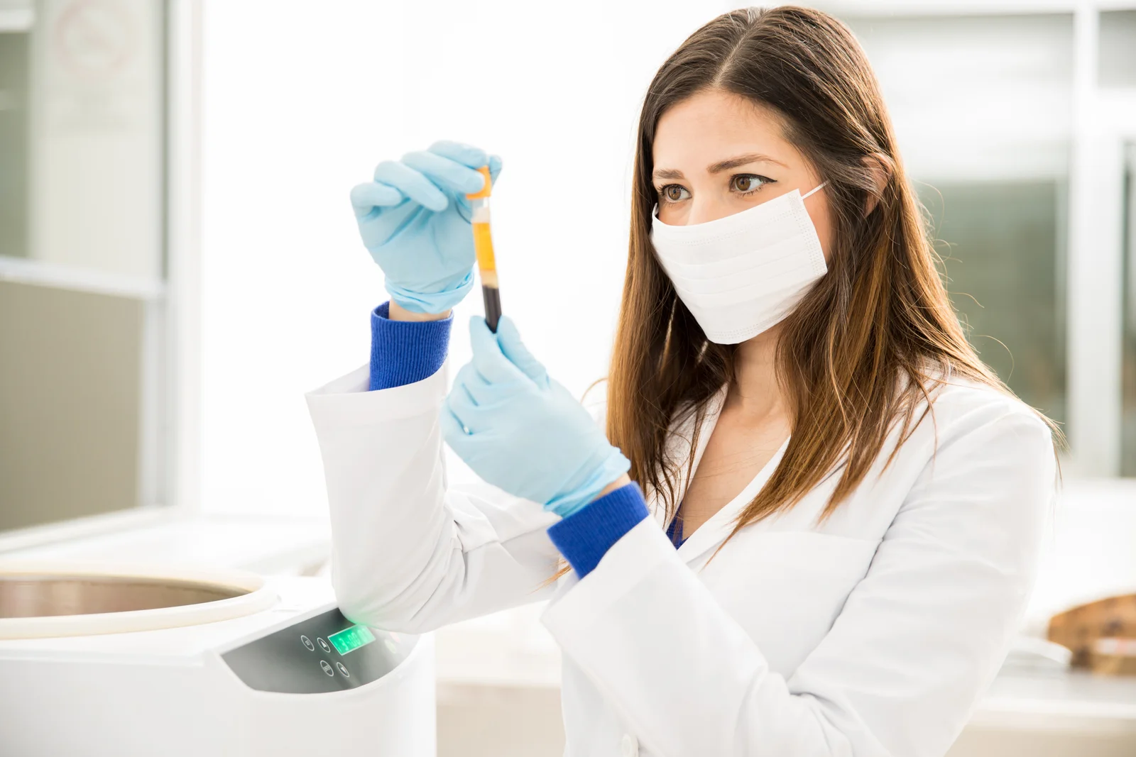 Laborantka analizująca próbkę w laboratorium